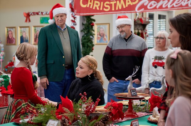 Haul Out the Holly: Lit Up (2023) - photo 5