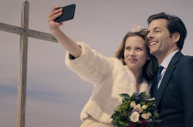 Selfiemania (2022) - photo 11