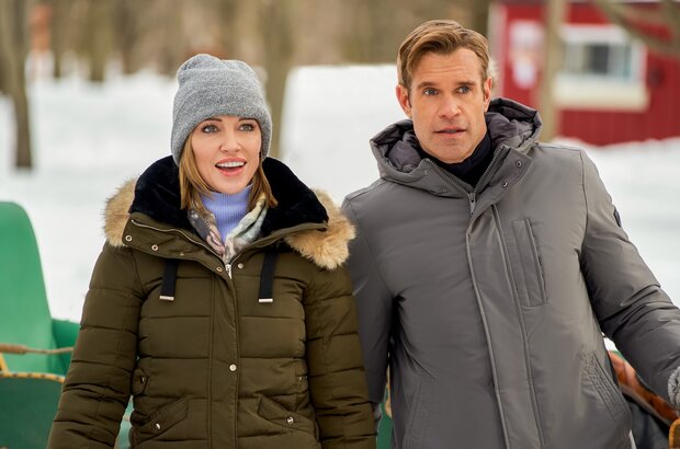 A Royal Christmas Crush (2023) - photo 3