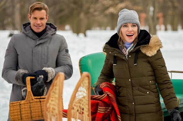 A Royal Christmas Crush (2023) - photo 4