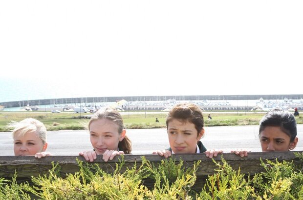 Angus, Thongs and Perfect Snogging (2008) - photo 2