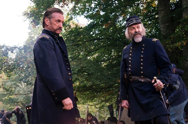 The Professor and the Madman (2018) - photo 3