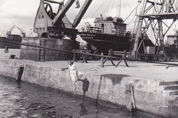 Port of Call (1948) - photo 6