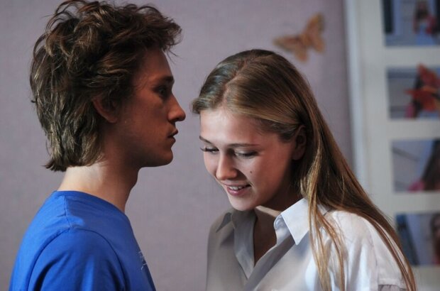 Kiss Through a Wall (2010) - photo 1