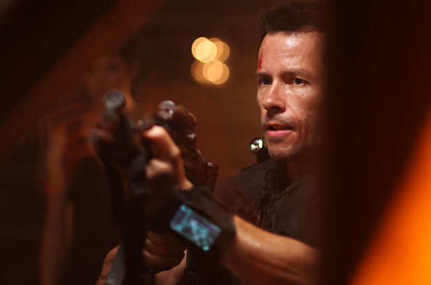 Lockout (2012) - photo 2