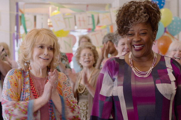 Queen Bees (2021) - photo 6