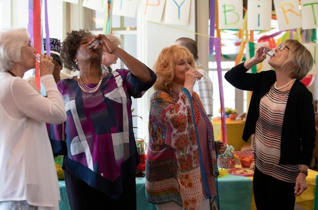 Queen Bees (2021) - photo 2