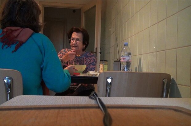 No Home Movie (2015) - photo 3