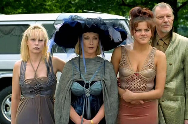 Down House (2001) - photo 1