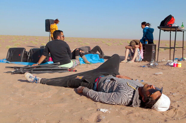 Raving Iran (2016) - photo 2