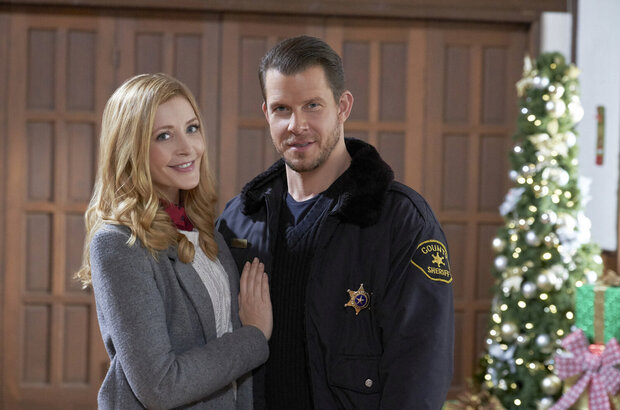 Welcome to Christmas (2018) - photo 1