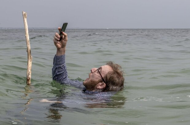 Selfie (2019) - photo 8