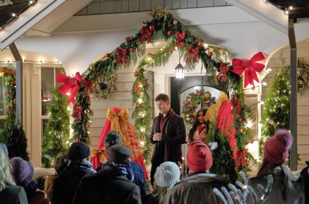 It's Beginning to Look a Lot Like Christmas (2019) - photo 5