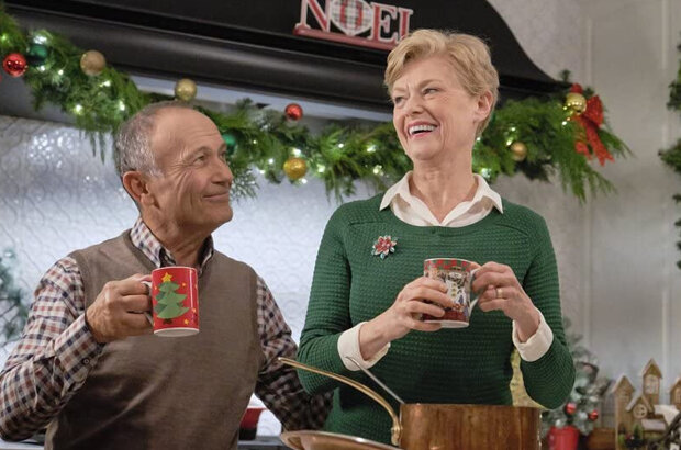 It's Beginning to Look a Lot Like Christmas (2019) - photo 2