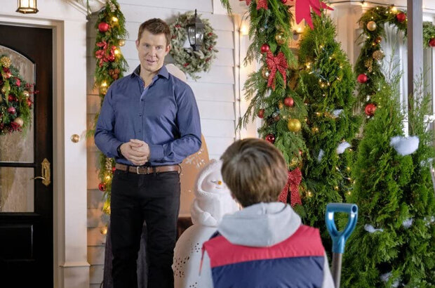 It's Beginning to Look a Lot Like Christmas (2019) - photo 6