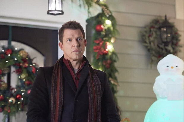It's Beginning to Look a Lot Like Christmas (2019) - photo 8