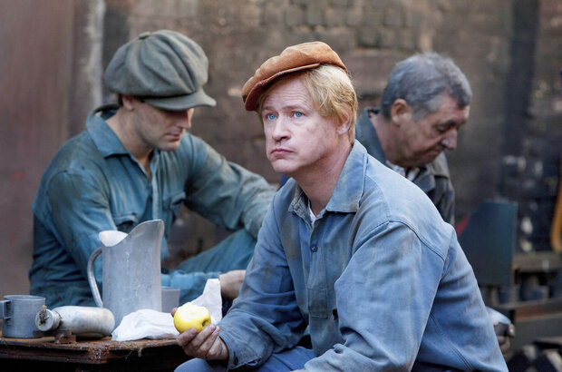 Столетний старик, который вылез в окно и исчез (2013) - фото 3
