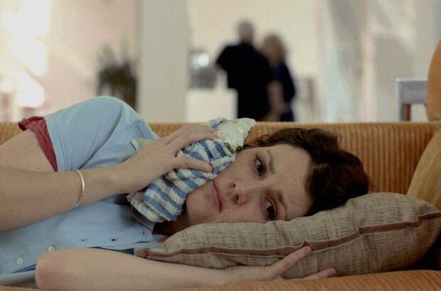 Hello I Must Be Going (2012) - photo 4