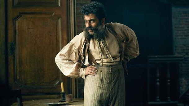 Лили Коллинз на новых кадрах мини-сериала «Отверженные» Лили Коллинз на новых кадрах мини-сериала «Отверженные»