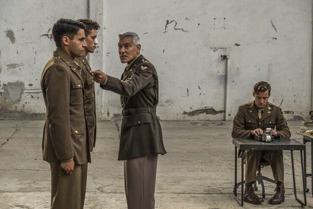 Джордж Клуни и Хью Лори на первых кадрах сериала «Уловка 22» Джордж Клуни и Хью Лори на первых кадрах сериала «Уловка 22»