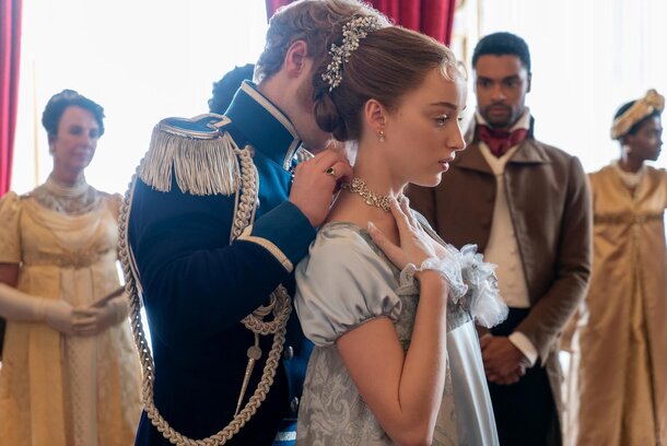 5 самых популярных сериалов года набрали 50 миллиардов минут просмотра: в топе — много Netflix и внезапный Сталлоне Кадр из сериала «Бриджертоны»