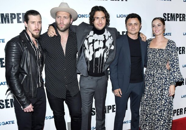 Семейный выход: Киану Ривз поддержал сестру-продюсера на премьере ее нового фильма Семейный выход: Киану Ривз поддержал сестру-продюсера на премьере ее нового фильма