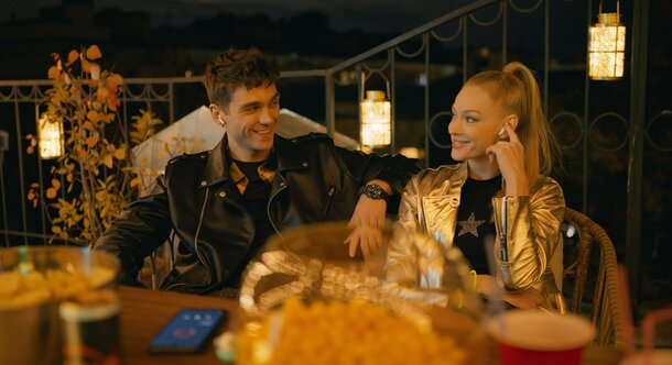 Светлана Ходченкова тусуется с подростками в трейлере комедии «Маме снова 17»