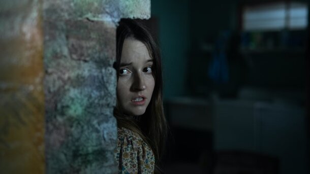 Инопланетяне вторгаются в дом Кейтлин Дивер в трейлере хоррора «Никто тебя не спасет»