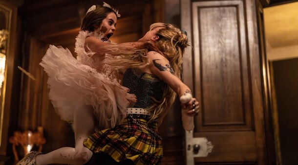 Девочка-вампир атакует Мелиссу Барреру в трейлере эффектного хоррора «Эбигейл»