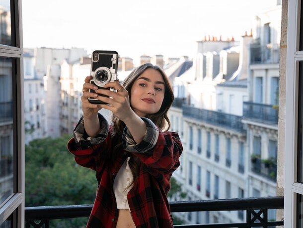 Город, мода и еда: появились первые кадры из второго сезона сериала «Эмили в Париже»