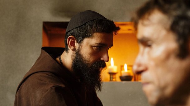 Монах Шайа ЛаБаф становится святым в трейлере биографической драмы «Молодой Папа»