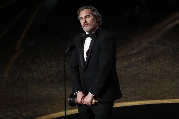 «Спасибо вам за второй шанс»: Хоакин Феникс произнес трогательную речь на вручении «Оскара»