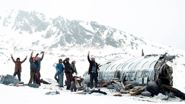 Самолет терпит крушение среди гор в трейлере триллера о выживании «Общество снега»