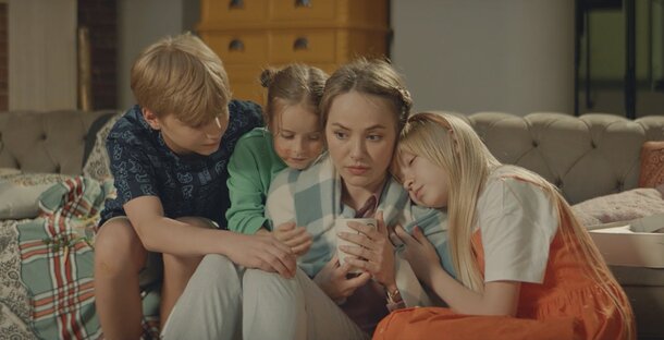 Зоя Бербер бросает жизнь домохозяйки в трейлере комедии «Семейный переполох»