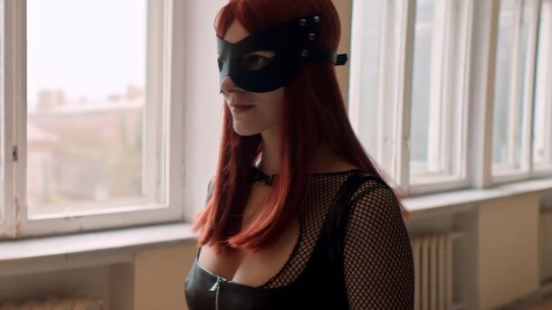 Евгения Громова открывает себя через сексуальные ролевые игры в трейлере сериала «Госпожа»