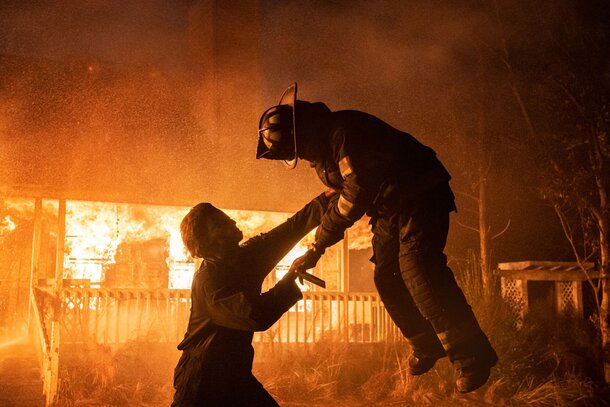 В новом проморолике фильма «Хэллоуин убивает» показали, как снималась сцена бойни во время пожара 