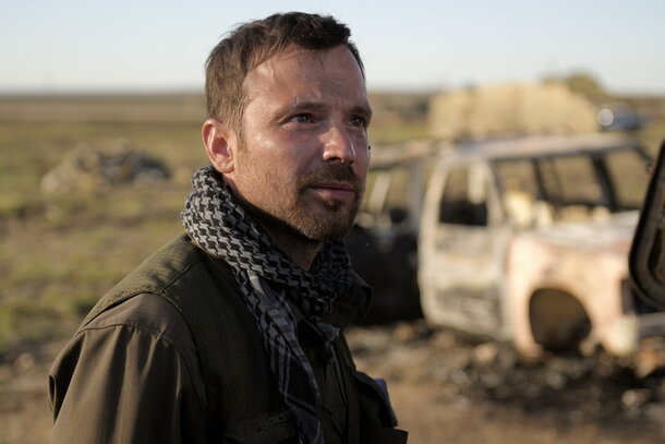 Бывший солдат Алексей Чадов отправляется в Сирию в трейлере боевика «Своя война»