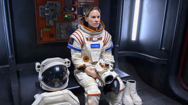 Хилари Суонк летит на Марс в трейлере сериала «Вдали» от Netflix 