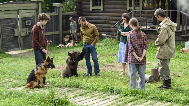Виктор Добронравов принимает в семью медвежонка в трейлере фильма «Пальма 2»
