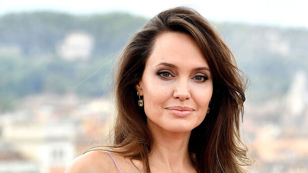 В сети появились первые кадры из триллера «Те, кто желает мне смерти» с Анджелиной Джоли в главной роли 