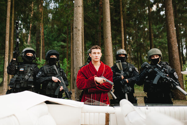 Никита Кологривый угоняет «Кадиллак» в трейлере экшен-комедии «Кореша»