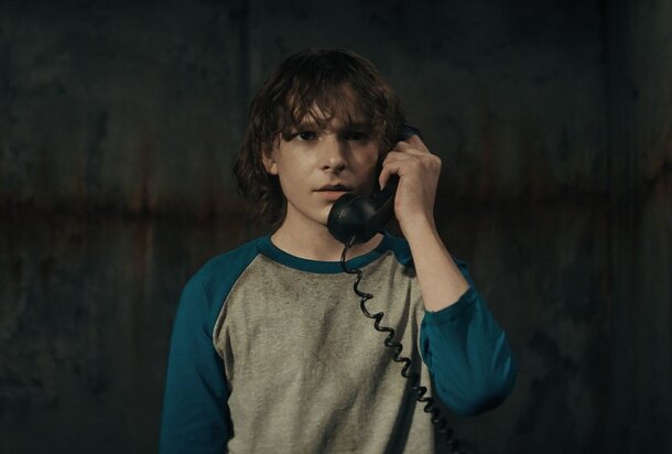 Юный актер Мэйсон Темз по-настоящему боялся Итана Хоука во время съемок хоррора «Черный телефон»