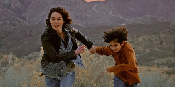 Лина Хиди бежит от Сэма Уортингтона в трейлере триллера «9 жизней»