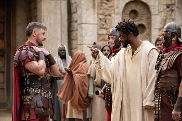Лакит Стэнфилд конкурирует с Иисусом Христом в трейлере фильма «Книга Кларенса»