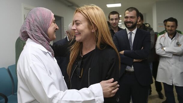 Линдси Лохан навестила сирийских беженцев в Турции