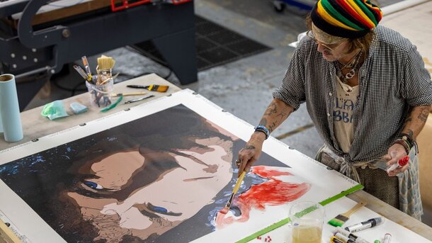 Джонни Депп зарабатывает тысячи долларов, продавая написанные им портреты знаменитостей 
