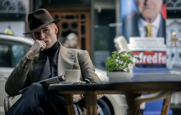 Лашана Линч выслеживает киллера Эдди Редмэйна в трейлере сериала «День Шакала»
