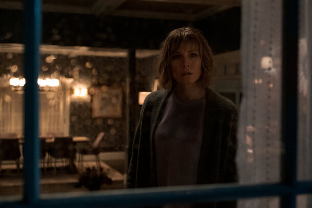 Кристен Белл галлюцинирует и становится свидетелем убийства в трейлере сериала «Женщина в доме напротив девушки в окне»