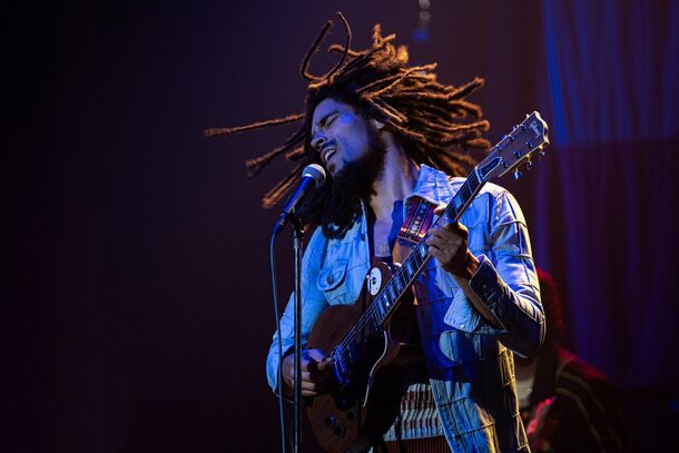 Легендарный музыкант пытается изменить мир к лучшему в трейлере байопика «Боб Марли: Одна любовь»