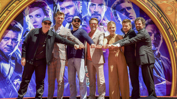 «Мстители» оставили отпечатки рук у Китайского театра в Голливуде